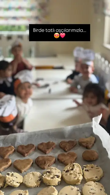 Mutfak atölyesi: kurabiye, aşçı şapkalı çocuklar