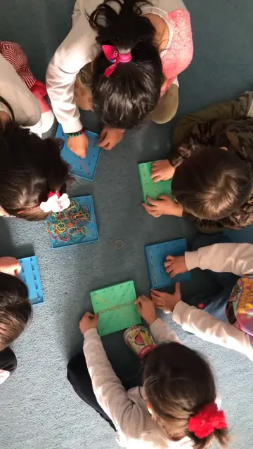 Geometri tahtası ve lastiklerle şekiller