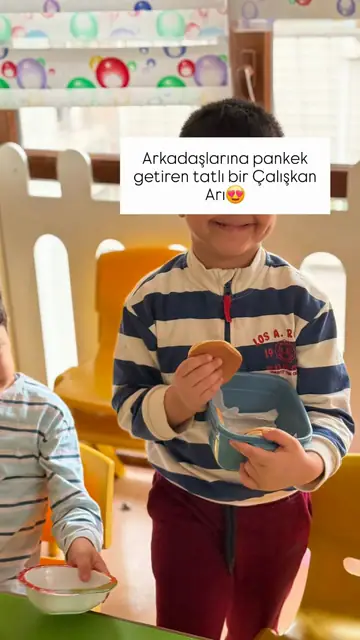 Arkadaşlarına pankek getiren Çalışkan Arı