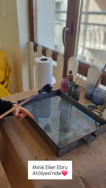 Ebru teknesi pencere önünde